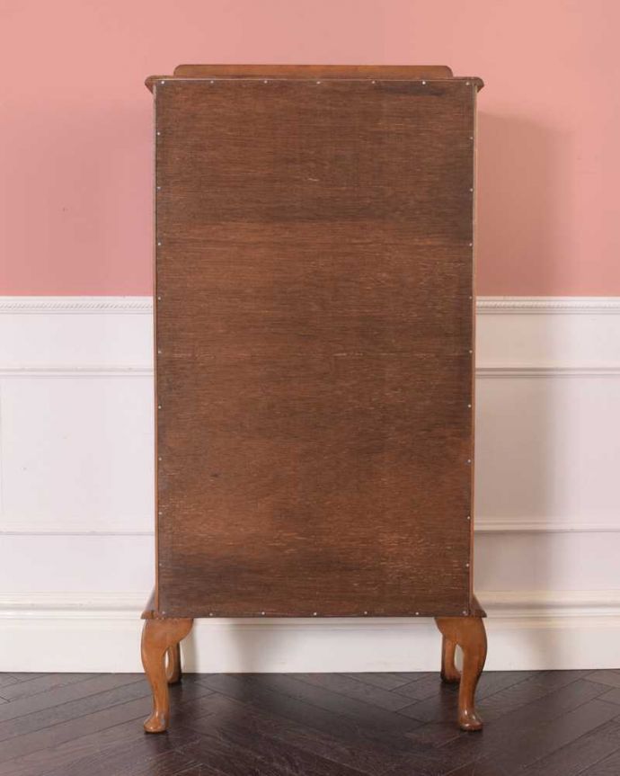 アンティークのキャビネット　アンティーク家具　高級感のあるイギリス家具、上品なアンティークのガラスキャビネット。修復してあるので後姿もキレイ！アンティークは新品ではないので、もちろん経年変化によるキズはありますが、専門の職人がキレイに修復したので、後ろ姿もキレイです。(k-2335-f)