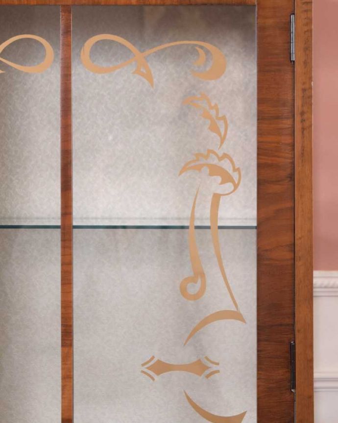 アンティークのキャビネット　アンティーク家具　高級感のあるイギリス家具、上品なアンティークのガラスキャビネット。キレイに残っていてくれましたガラスに描かれている絵は剥がれているものが多いんだけれど、この子はしっかりキレイに残っていてくれました。(k-2335-f)