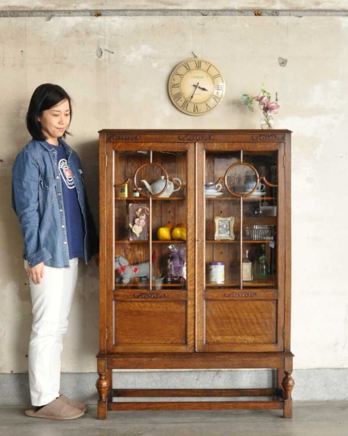 アンティークのキャビネット アンティーク家具 アンティーク英国輸入家具、ガラス扉のブックケース(本棚)。英国らしい堂々とした風格のあるガラスキャビネット重厚感ある佇まいで、落ち着いた雰囲気を演出してくれる英国のキャビネット。(k-2336-f)