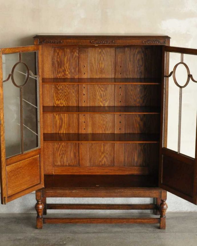 アンティークのキャビネット アンティーク家具 アンティーク英国輸入家具、ガラス扉のブックケース(本棚)。扉を開けると・・・重い本がたっぷり収納できるように頑丈に作られています。(k-2336-f)