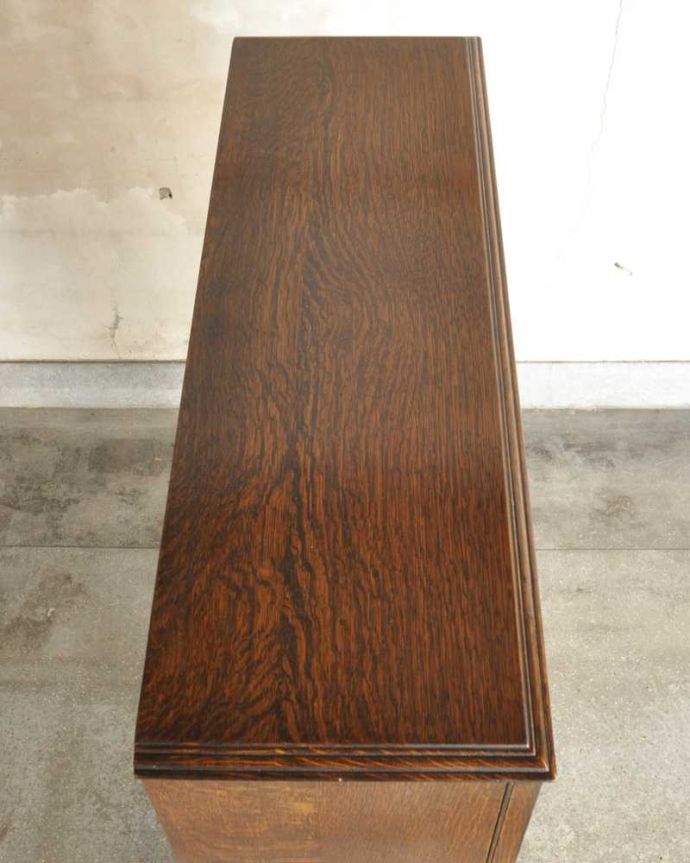 アンティークのキャビネット アンティーク家具 アンティーク英国輸入家具、ガラス扉のブックケース(本棚)。上から見てみると…家具の形はこんな感じです。(k-2336-f)