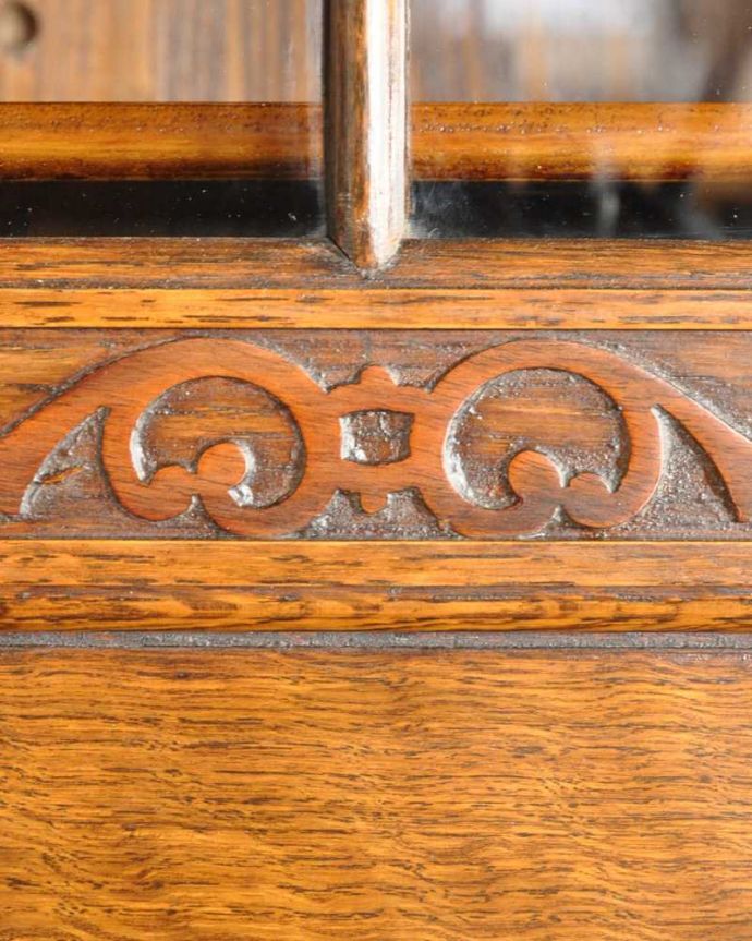 アンティークのキャビネット アンティーク家具 アンティーク英国輸入家具、ガラス扉のブックケース(本棚)。惚れ惚れしちゃう美しさこんなに堅い無垢材に一体どうやって彫ったんだろう?と不思議になるくらい細かい彫にうっとりです。(k-2336-f)