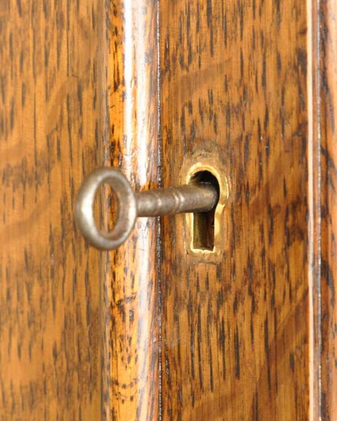 アンティークのキャビネット アンティーク家具 アンティーク英国輸入家具、ガラス扉のブックケース(本棚)。開ける度にワクワクアンティークらしくカギが取っ手代わりについています。(k-2336-f)