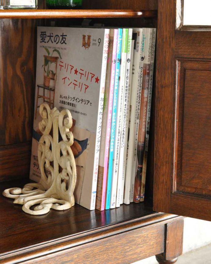 アンティークのキャビネット アンティーク家具 アンティーク英国輸入家具、ガラス扉のブックケース(本棚)。しっかり収納できますA4サイズの雑誌までしっかり収納出来ちゃう優れもの。(k-2336-f)