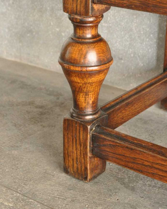 アンティークのキャビネット アンティーク家具 アンティーク英国輸入家具、ガラス扉のブックケース(本棚)。女性1人でラクラク運べちゃう仕掛けHandleのアンティークは、脚の裏にフェルトキーパーをお付けしています。(k-2336-f)