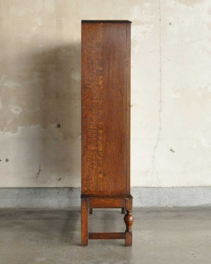 アンティークのキャビネット アンティーク家具 アンティーク英国輸入家具、ガラス扉のブックケース(本棚)。横から見てもステキ横顔だって英国アンティークらしくカッコイイんです。(k-2336-f)