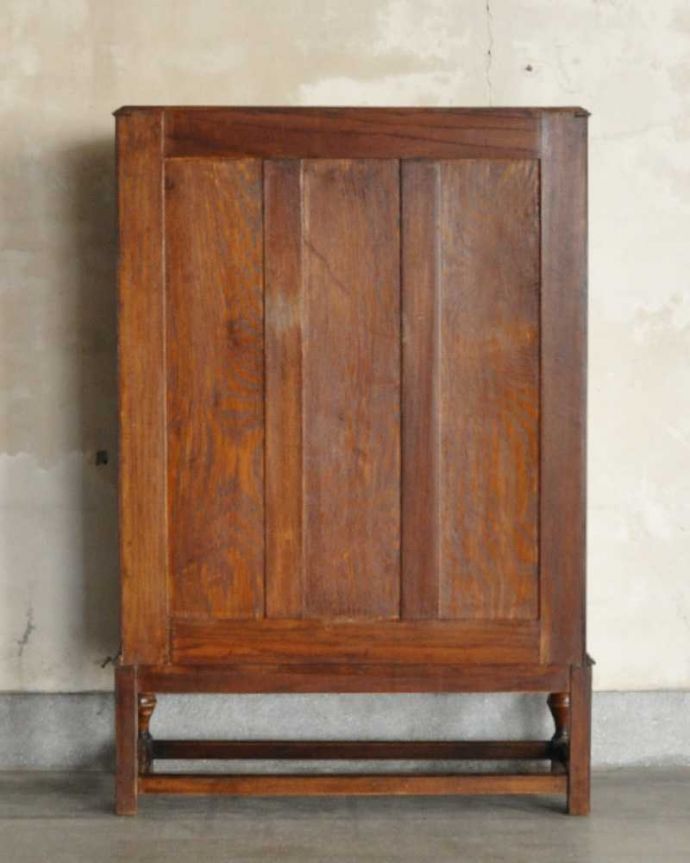 アンティークのキャビネット アンティーク家具 アンティーク英国輸入家具、ガラス扉のブックケース(本棚)。後ろ姿もキレイですアンティークは新品ではないので、もちろん経年変化によるキズはありますが、専門の職人が修復したので後ろ姿にも自信があります。(k-2336-f)