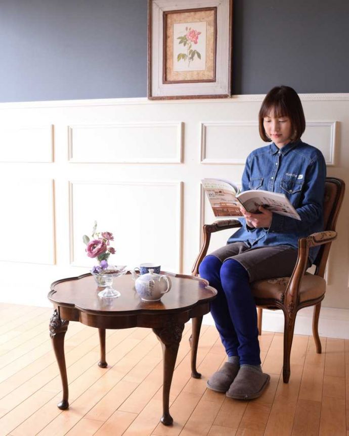 アンティークのテーブル　アンティーク家具　お花の天板が華やか、木目も美しいアンティークコーヒーテーブル。優雅な時間が過ごせる英国スタイルのコーヒーテーブルどんな場所に置いても美しいデザインでみんなを魅了する英国アンティーク。(k-2337-f)