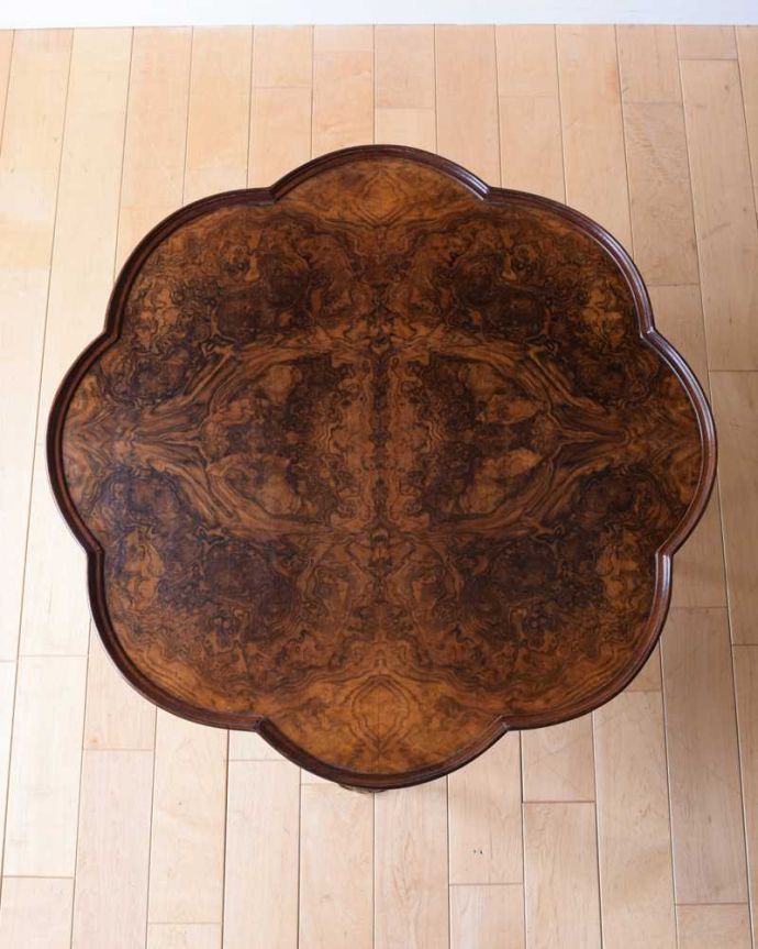 アンティークのテーブル　アンティーク家具　お花の天板が華やか、木目も美しいアンティークコーヒーテーブル。天板を上から見ると･･･コーヒーテーブルの天板は毎日使う場所だから専門の職人がしっかり修復しました。(k-2337-f)