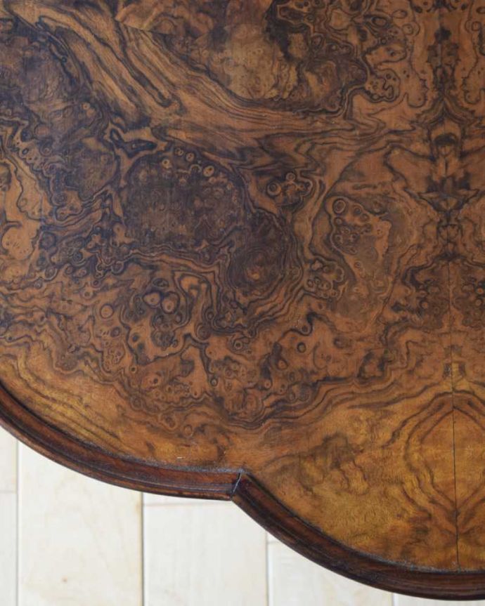 アンティークのテーブル　アンティーク家具　お花の天板が華やか、木目も美しいアンティークコーヒーテーブル。近づいて見てみると･･･アンティークはもちろん新品ではないので小さなキズや汚れはありますが、キレイにお直ししたので満足して頂ける自信があります！。(k-2337-f)