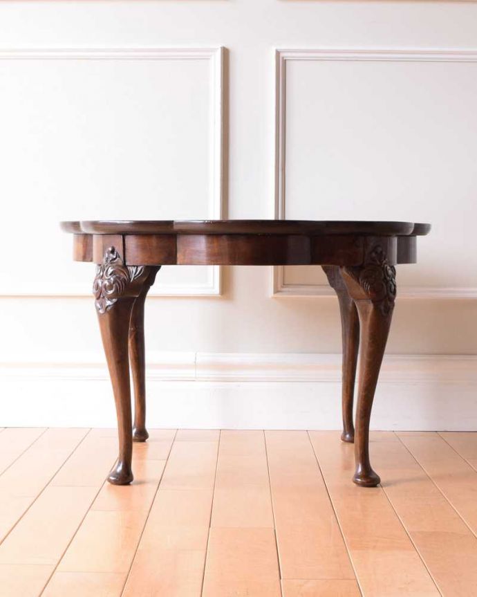 アンティークのテーブル　アンティーク家具　お花の天板が華やか、木目も美しいアンティークコーヒーテーブル。横から見た姿もステキ横から見るとこんな感じ。(k-2337-f)