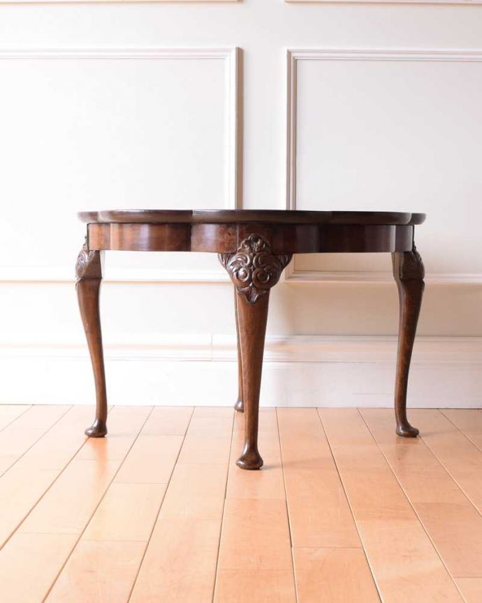 アンティークのテーブル　アンティーク家具　お花の天板が華やか、木目も美しいアンティークコーヒーテーブル。クルッと回転360度どこから見ても美しく仕上げてあるので、いろんな場所から見て楽しんで下さい。(k-2337-f)