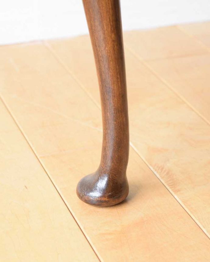 アンティークのテーブル　アンティーク家具　お花の天板が華やか、木目も美しいアンティークコーヒーテーブル。持ち上げなくても移動できます！Handleのアンティークは、脚の裏にフェルトキーパーをお付けしていますので、床を滑らせてれば移動が簡単です。(k-2337-f)