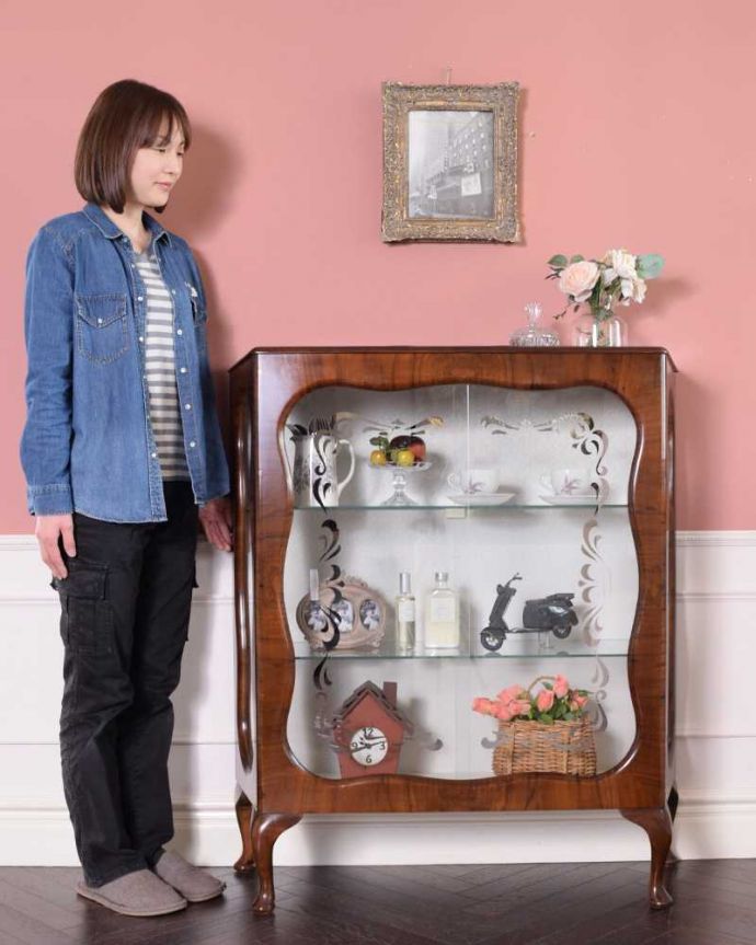 アンティークのキャビネット　アンティーク家具　ガラス面に描かれた模様が輝くアンティーク家具、引き戸のガラスキャビネット。キラキラな毎日が過ごせるガラスのキャビネットガラス面に描かれたキラキラの絵が美しいガラスのキャビネット。(k-2338-f)