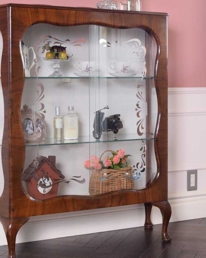 アンティークのキャビネット　アンティーク家具　ガラス面に描かれた模様が輝くアンティーク家具、引き戸のガラスキャビネット。ガラスに描かれたキラキラ輝く絵キラキラに輝く絵が描かれたガラス扉越しに中をのぞくと、中に入れたものが全部が宝物に見えてきます。(k-2338-f)