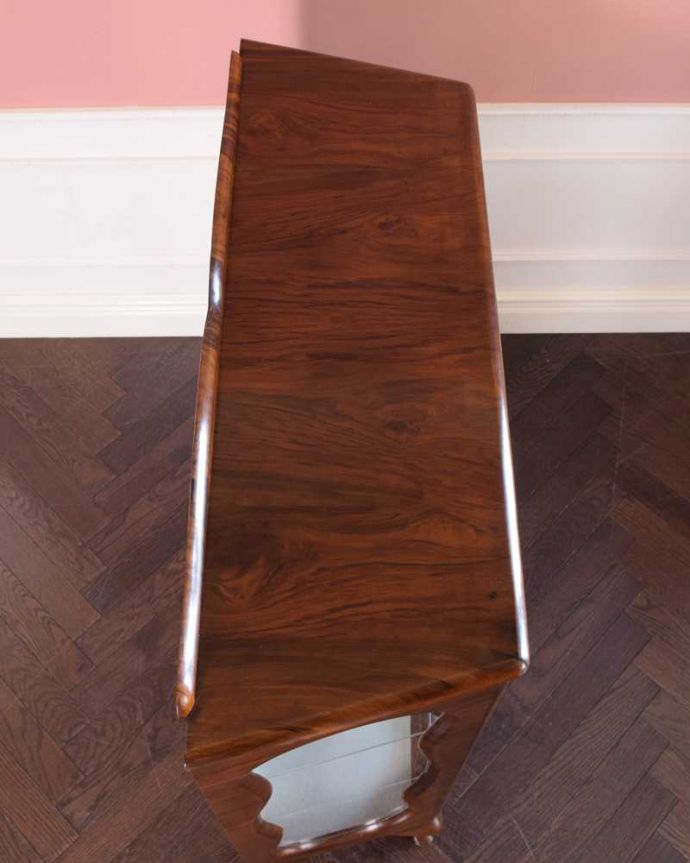 アンティークのキャビネット　アンティーク家具　ガラス面に描かれた模様が輝くアンティーク家具、引き戸のガラスキャビネット。こんな形をしたキャビネットです。(k-2338-f)