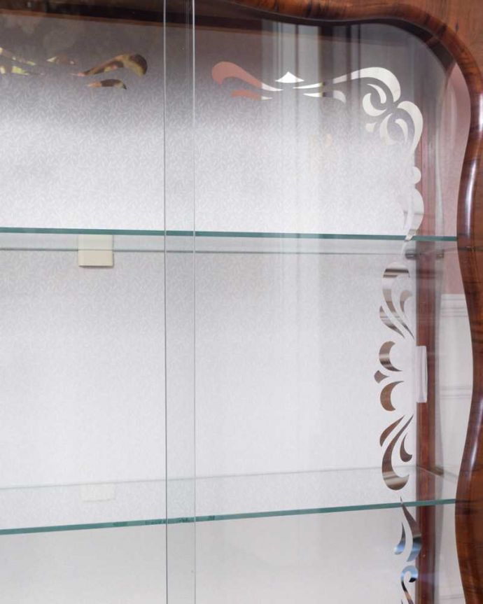 アンティークのキャビネット　アンティーク家具　ガラス面に描かれた模様が輝くアンティーク家具、引き戸のガラスキャビネット。キレイに残っていてくれましたガラスに描かれている絵は剥がれているものが多いんだけれど、この子はしっかりキレイに残っていてくれました。(k-2338-f)