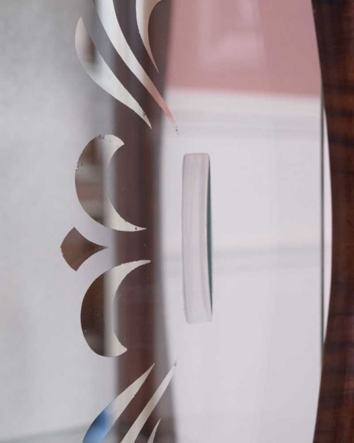 アンティークのキャビネット　アンティーク家具　ガラス面に描かれた模様が輝くアンティーク家具、引き戸のガラスキャビネット。中々出会えない引き戸タイプ引き戸式の扉になっています。(k-2338-f)