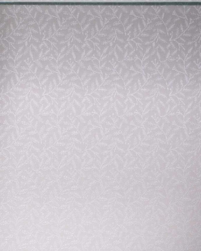 アンティークのキャビネット　アンティーク家具　ガラス面に描かれた模様が輝くアンティーク家具、引き戸のガラスキャビネット。新しく貼り替えましたキャビネットに似合う生地を選んで張り替えた背板。(k-2338-f)