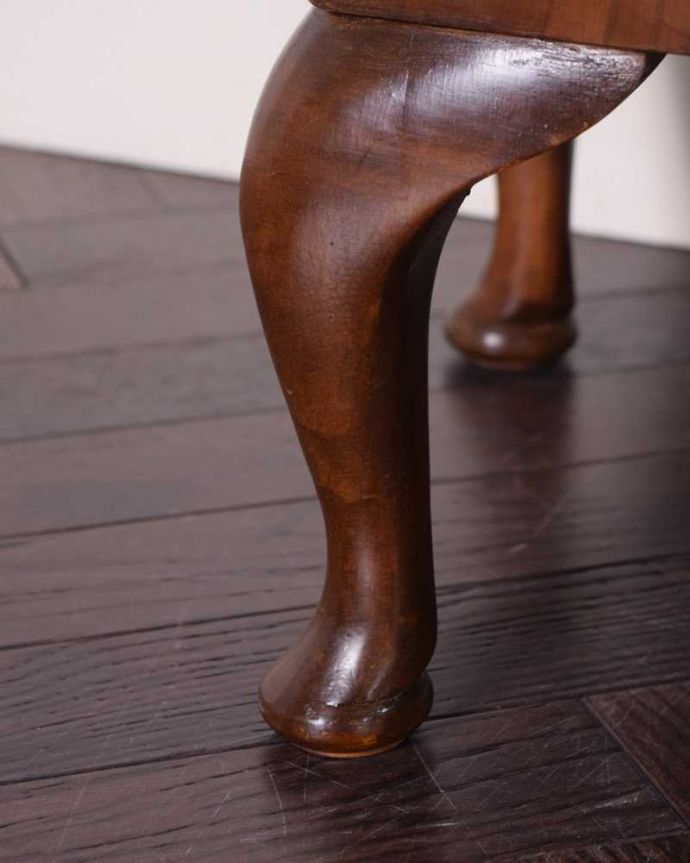 アンティークのキャビネット　アンティーク家具　ガラス面に描かれた模様が輝くアンティーク家具、引き戸のガラスキャビネット。女性１人でもラクに運べちゃうヒミツHandleのアンティークは、脚の裏にフェルトキーパーをお付けしているので、床を滑らせれば女性でも移動がカンタンに出来ます！。(k-2338-f)