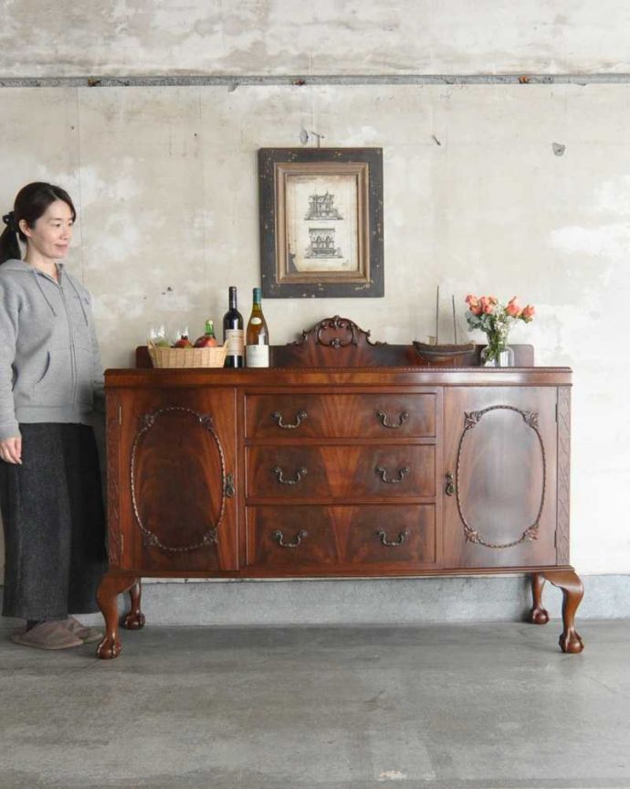 アンティークのキャビネット アンティーク家具 英国のアンティーク家具、沢山収納出来る優雅なサイドボード。気品のある大人の佇まいが優雅なサイドボード木目の美しさが際立つ大人のサイドボード。(k-2339-f)