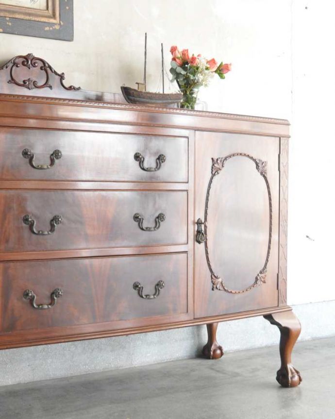 アンティークのキャビネット アンティーク家具 英国のアンティーク家具、沢山収納出来る優雅なサイドボード。アンティークだから手に入れることが出来る素材感今の時代、なかなか手に入れることが出来ない木目の美しさにうっとり。(k-2339-f)