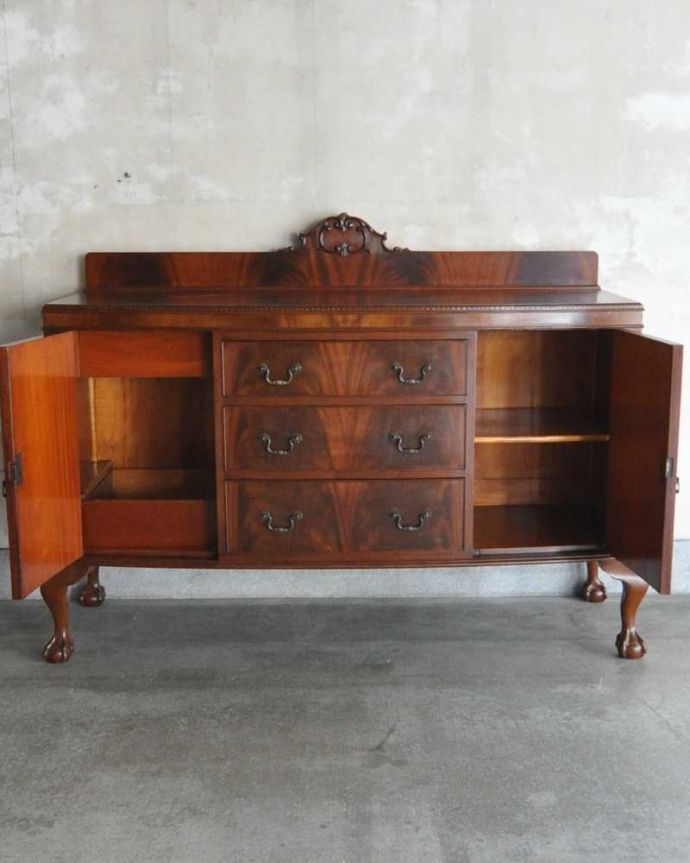 アンティークのキャビネット アンティーク家具 英国のアンティーク家具、沢山収納出来る優雅なサイドボード。扉の奥にはたっぷりの収納。(k-2339-f)