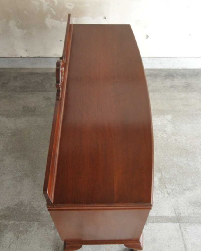 アンティークのキャビネット アンティーク家具 英国のアンティーク家具、沢山収納出来る優雅なサイドボード。上から見てるとこんな感じです。(k-2339-f)