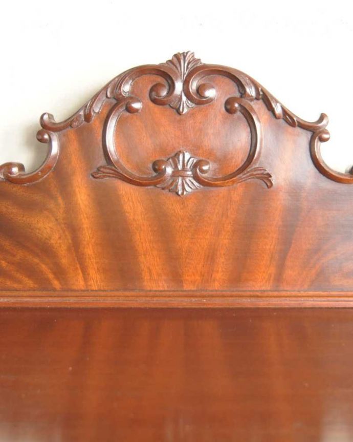 アンティークのキャビネット アンティーク家具 英国のアンティーク家具、沢山収納出来る優雅なサイドボード。至る所に繊細な彫いろんな彫のデザインがありますが、個人的に美しいと思える女性らしく優雅なデザインを選んできました。(k-2339-f)