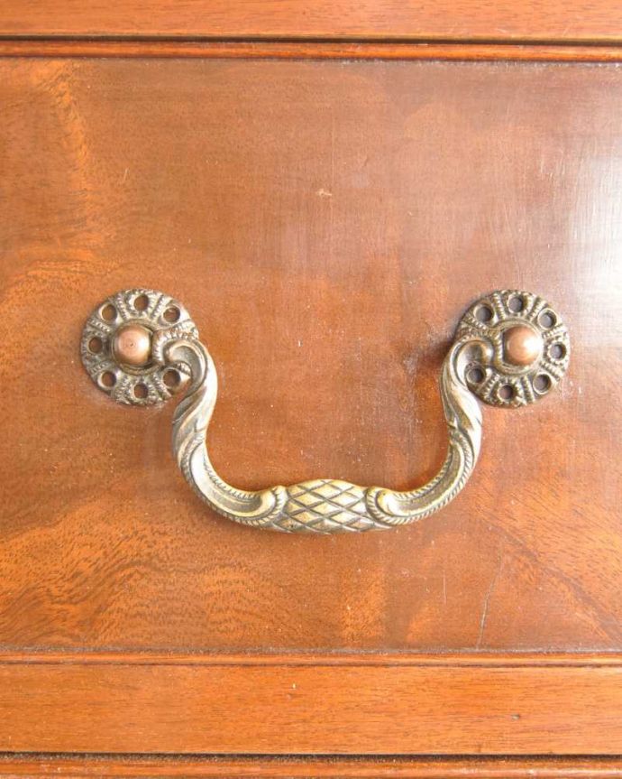 アンティークのキャビネット アンティーク家具 英国のアンティーク家具、沢山収納出来る優雅なサイドボード。取っ手にまでアンティークらしさ時間の流れが感じられる凝ったデザインの味わい深い取っ手。(k-2339-f)