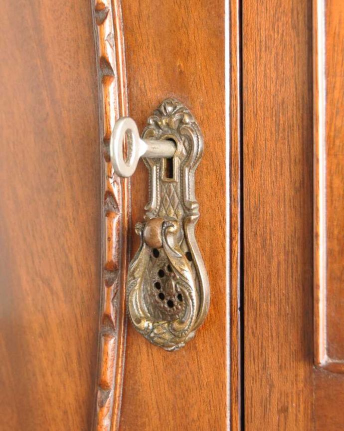 アンティークのキャビネット アンティーク家具 英国のアンティーク家具、沢山収納出来る優雅なサイドボード。アンティークらしい素敵な取っ手デザインが美しい取っ手。(k-2339-f)