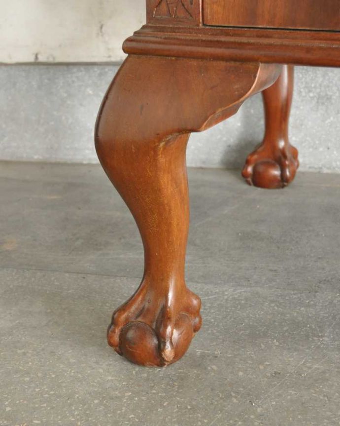 アンティークのキャビネット アンティーク家具 英国のアンティーク家具、沢山収納出来る優雅なサイドボード。女性1人でラクラク運べちゃう仕掛けHandleのアンティークは、脚の裏にフェルトキーパーをお付けしています。(k-2339-f)