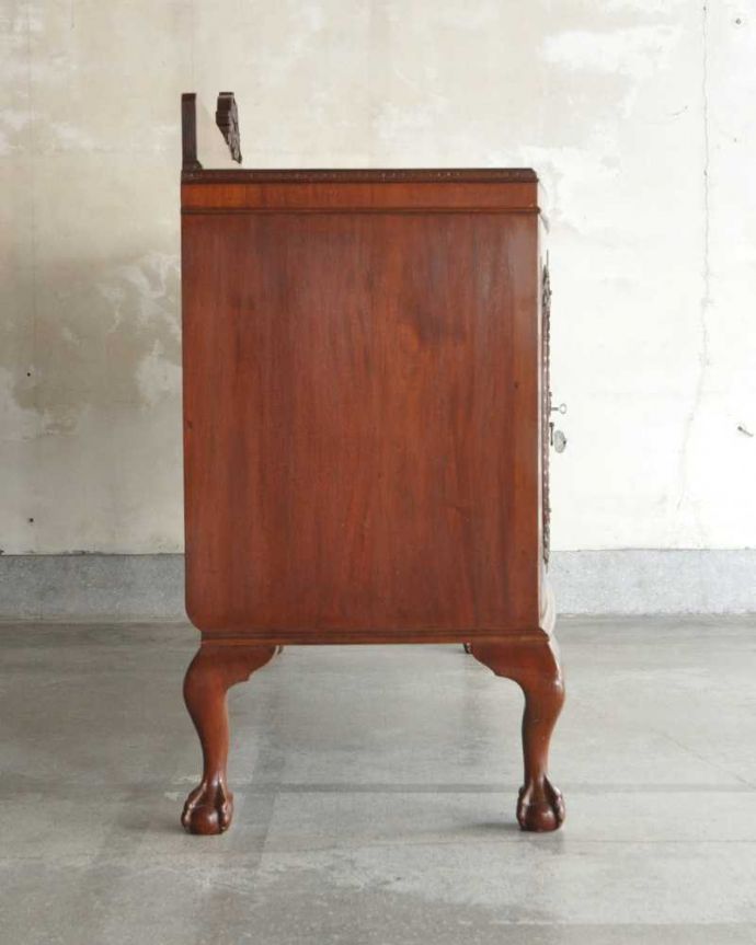 アンティークのキャビネット アンティーク家具 英国のアンティーク家具、沢山収納出来る優雅なサイドボード。もちろん横から見てもステキ横顔にだって妥協しません。(k-2339-f)