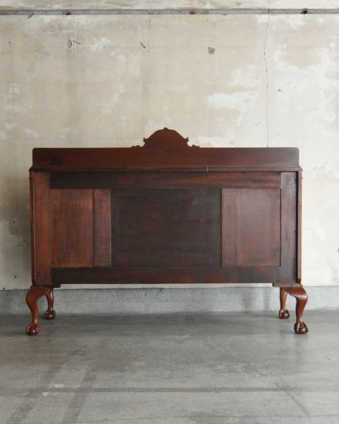 アンティークのキャビネット アンティーク家具 英国のアンティーク家具、沢山収納出来る優雅なサイドボード。さらに後ろ姿もチェックアンティークは新品ではないので経年変化によるキズはありますが、専門の職人が修復したので後ろ姿までキレイです。(k-2339-f)