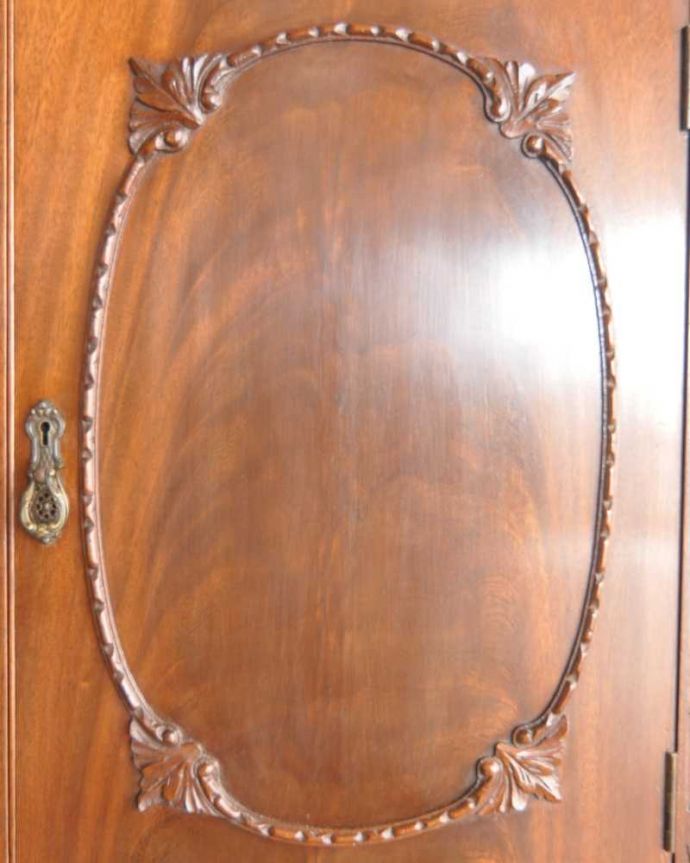 アンティークのキャビネット アンティーク家具 英国のアンティーク家具、沢山収納出来る優雅なサイドボード。惚れ惚れするような美しさとっても堅い無垢材に一体どうやって彫っていったんでしょう?アンティークらしく細かい彫りを眺めているだけでうっとりしてしまいます。(k-2339-f)