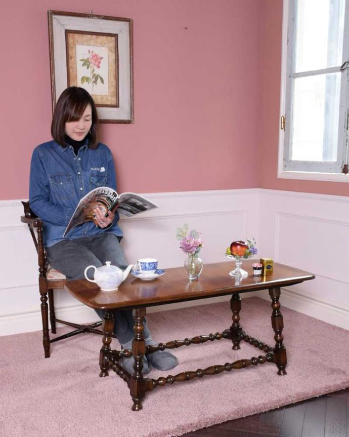 アーコールの家具 アンティーク家具 お洒落なアーコール社のアンティークコーヒーテーブル。どんな場所にも似合う英国らしいコーヒーテーブル実用的に使える英国らしいアンティークのコーヒーテーブル。(k-2340-f)