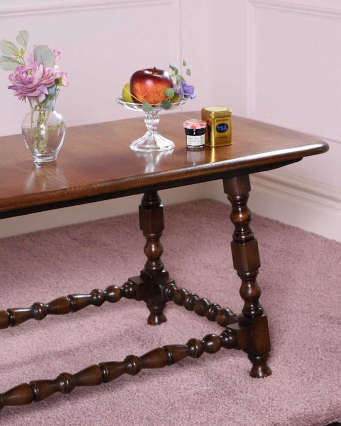 アーコールの家具 アンティーク家具 お洒落なアーコール社のアンティークコーヒーテーブル。英国らしく凝った彫りの入った脚脚だけを見ても、アンティークらしさが感じられる凝った彫。(k-2340-f)