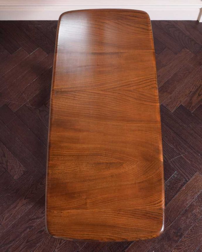 アーコールの家具 アンティーク家具 お洒落なアーコール社のアンティークコーヒーテーブル。天板を上から見ると・・・コーヒーテーブルの天板は毎日使う場所だから、しっかり修復しました。(k-2340-f)