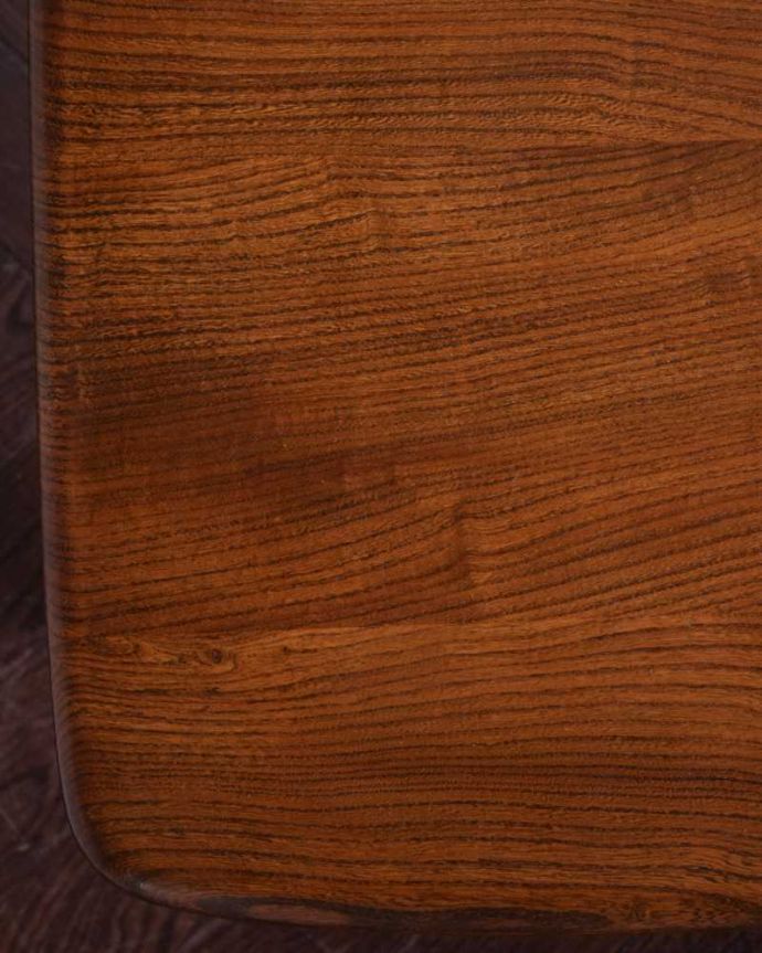 アーコールの家具 アンティーク家具 お洒落なアーコール社のアンティークコーヒーテーブル。近づいて見てみると・・・アンティークはもちろん新品ではないので小さなキズや汚れはありますが、キレイにお直ししたので満足して頂ける自信があります!。(k-2340-f)