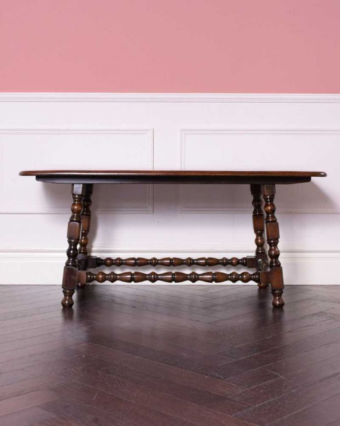 アーコールの家具 アンティーク家具 お洒落なアーコール社のアンティークコーヒーテーブル。横から見た姿もステキ横から見るとこんな感じです。(k-2340-f)