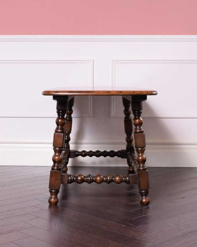 アーコールの家具 アンティーク家具 お洒落なアーコール社のアンティークコーヒーテーブル。クルッと回転。(k-2340-f)