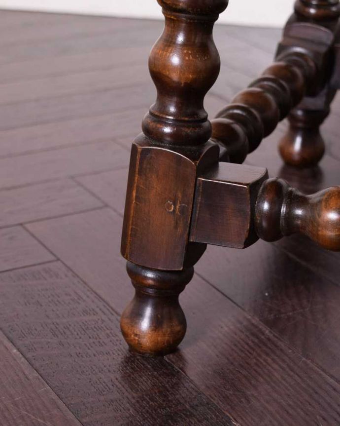 アーコールの家具 アンティーク家具 お洒落なアーコール社のアンティークコーヒーテーブル。引きずっても大丈夫アーコールは軽いので簡単に持ち運び出来ますが、Handleのアンティークの脚の裏にはフェルトキーパーをお付けしていますので、床を滑らせても移動が出来ます。(k-2340-f)