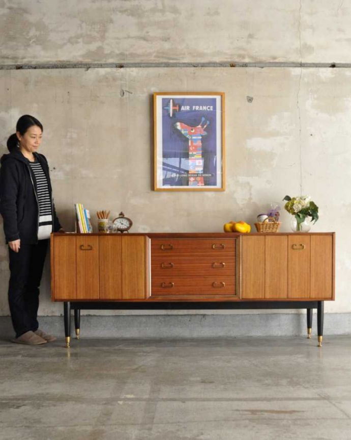 G-PLAN(Gプラン)　アンティーク家具　G-PLANのお洒落なヴィンテージサイドボード（トラー＆ブラック）。人気のヒミツは北欧スタイルのデザインやっぱりスッキリとカッコイイ北欧デザインが人気のサイドボード。(k-2341-f)