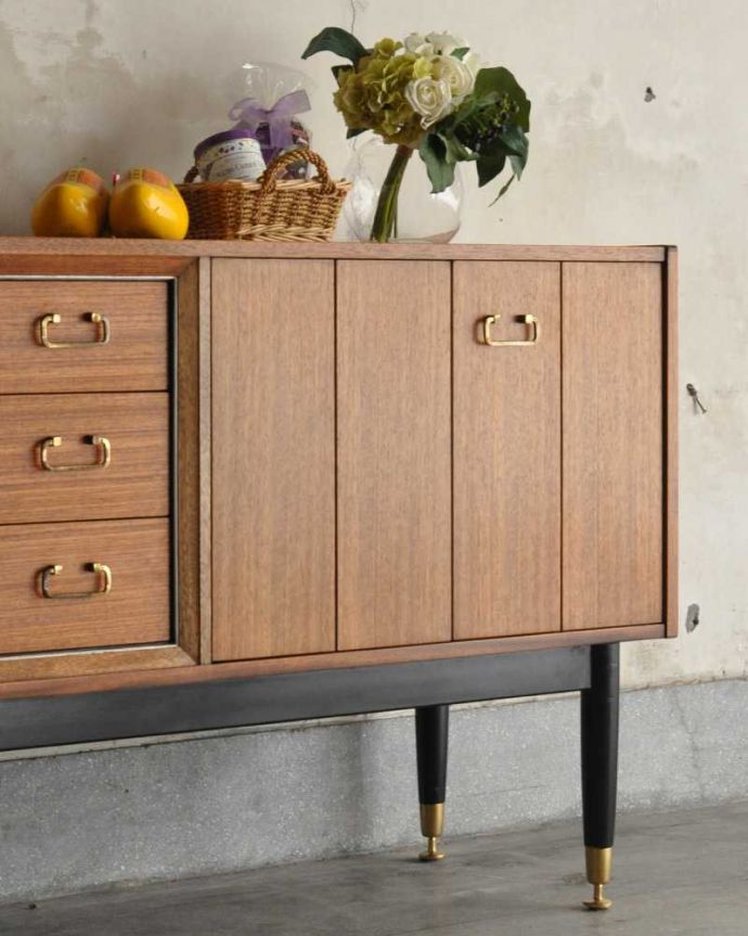 G-PLAN(Gプラン)　アンティーク家具　G-PLANのお洒落なヴィンテージサイドボード（トラー＆ブラック）。ヴィンテージ家具らしいあたたかさ。(k-2341-f)