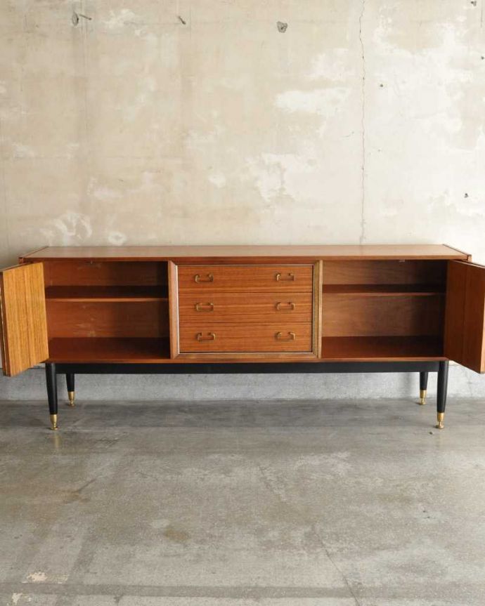 G-PLAN(Gプラン)　アンティーク家具　G-PLANのお洒落なヴィンテージサイドボード（トラー＆ブラック）。扉の奥はたっぷり収納扉を開けると、中にはたっぷりの収納。(k-2341-f)