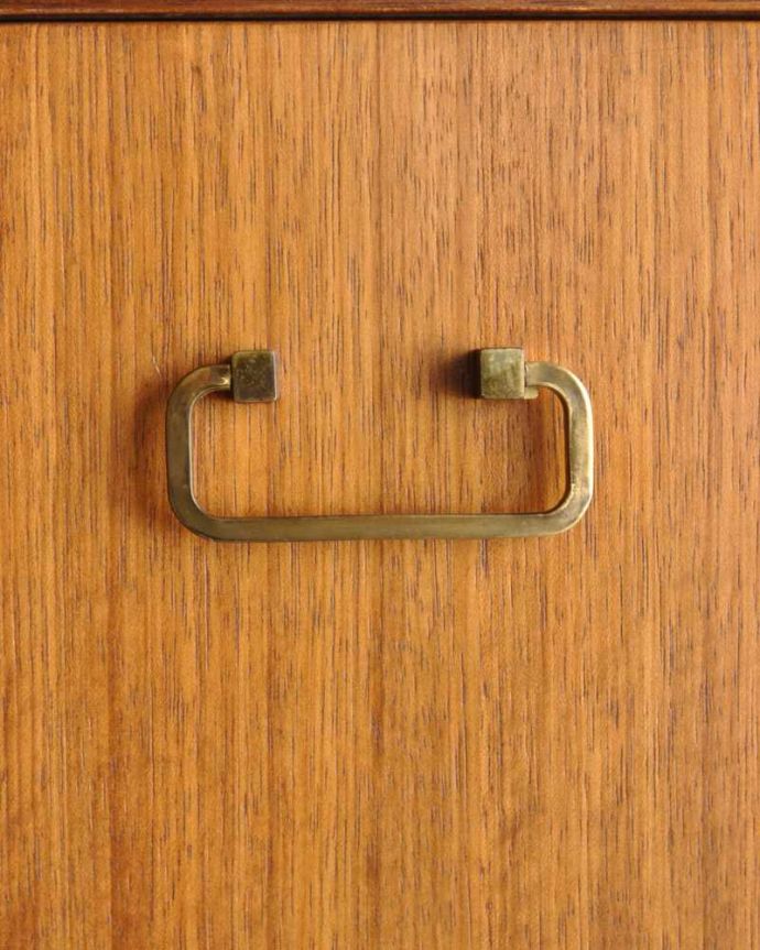 G-PLAN(Gプラン)　アンティーク家具　G-PLANのお洒落なヴィンテージサイドボード（トラー＆ブラック）。扉の木目があたたかさを演出クールなデザインなのに、なんだかほっとするあたたかさ。(k-2341-f)