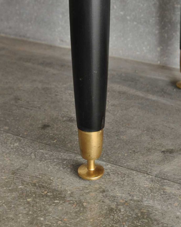 G-PLAN(Gプラン)　アンティーク家具　G-PLANのお洒落なヴィンテージサイドボード（トラー＆ブラック）。スッキリとした脚の裏には…Handleの家具の脚裏にはフェルトキーパーをお付けしています。(k-2341-f)