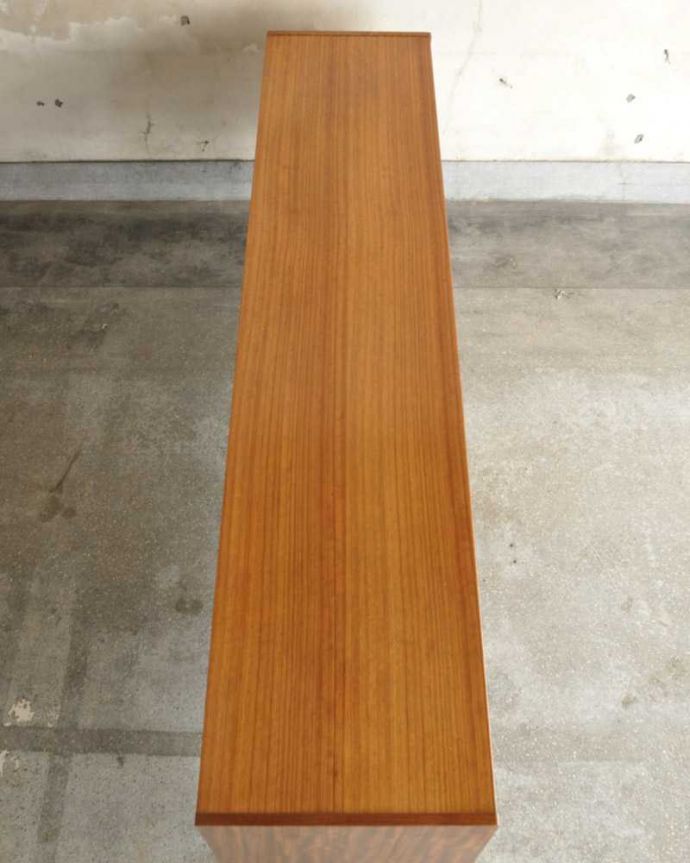 G-PLAN(Gプラン)　アンティーク家具　G-PLANのお洒落なヴィンテージサイドボード（トラー＆ブラック）。天板の塗装もキレイに仕上げましたヴィンテージの家具は修復方法が様々。(k-2341-f)