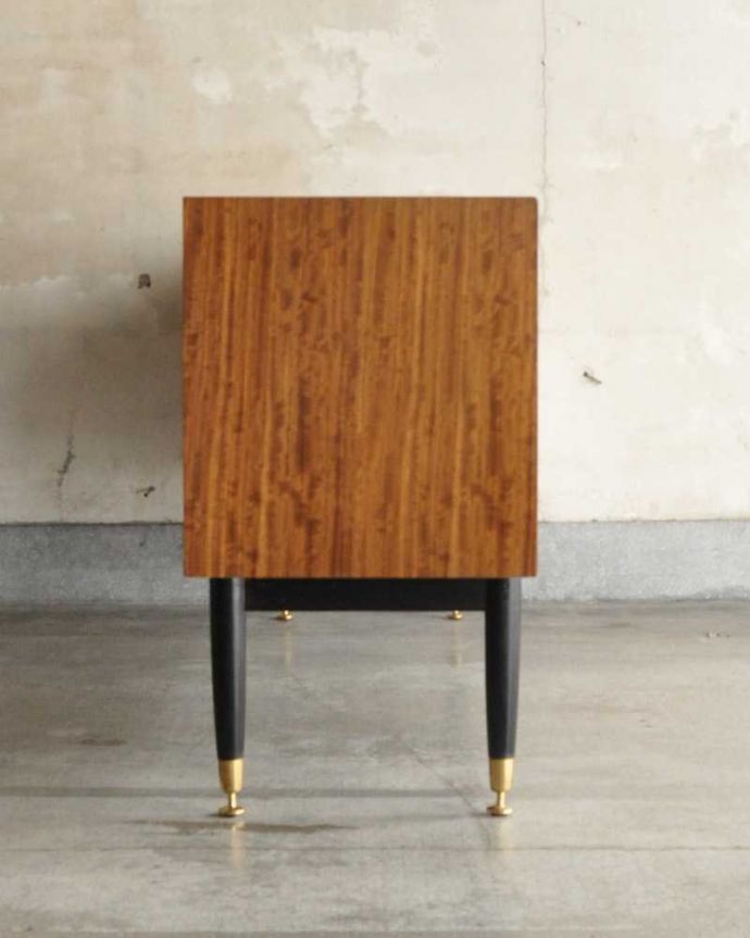 G-PLAN(Gプラン)　アンティーク家具　G-PLANのお洒落なヴィンテージサイドボード（トラー＆ブラック）。横から見てもスッキリどこから見てもスッキリとしてステキなヴィンテージ。(k-2341-f)