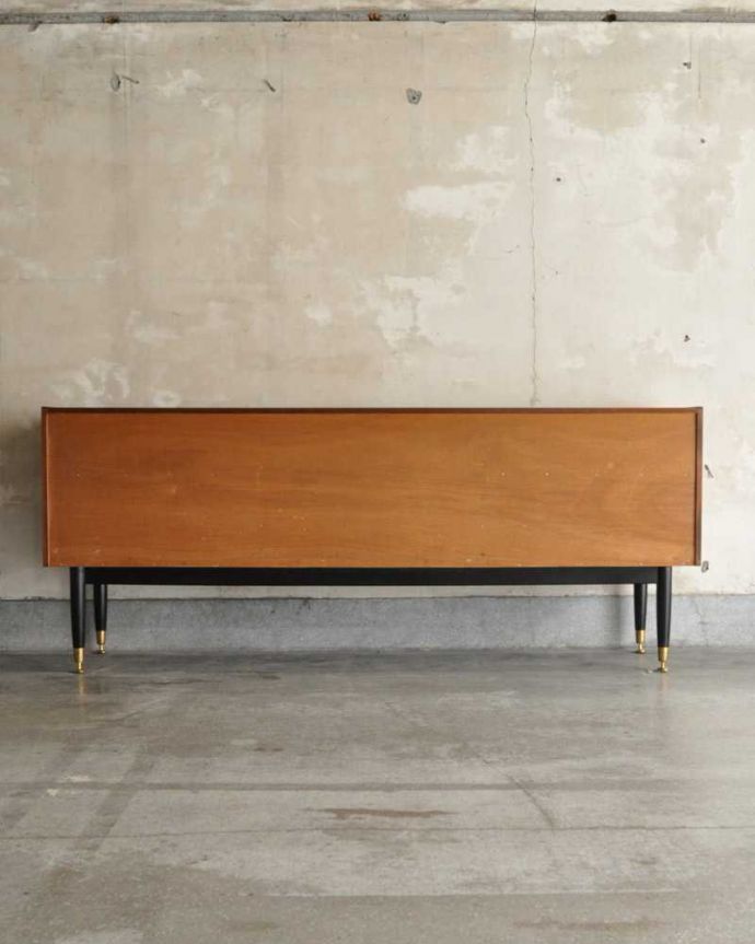 G-PLAN(Gプラン)　アンティーク家具　G-PLANのお洒落なヴィンテージサイドボード（トラー＆ブラック）。もちろん後ろ姿もキレイですビンテージは新品ではないので、もちろん経年変化によるキズはあります。(k-2341-f)